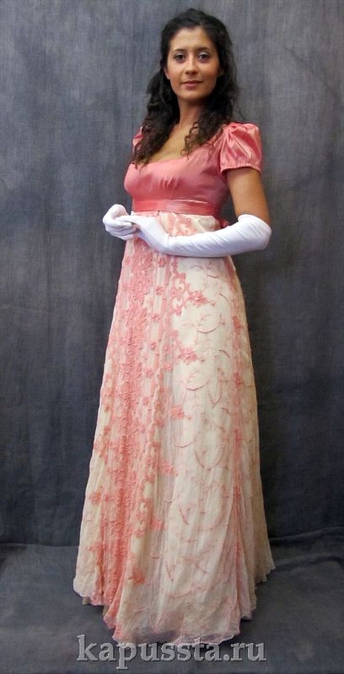 Кружевное платье с перчатками